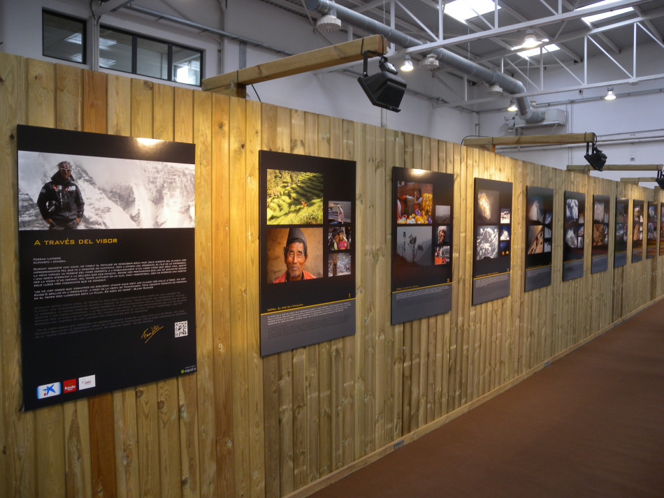 PARET MODULAR DE FUSTA PER EXPOSICIONS