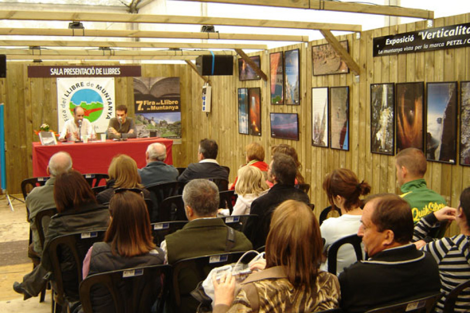 DETALL INTERIOR D'ESPAI DE REUNIONS I PRESENTACIONS.